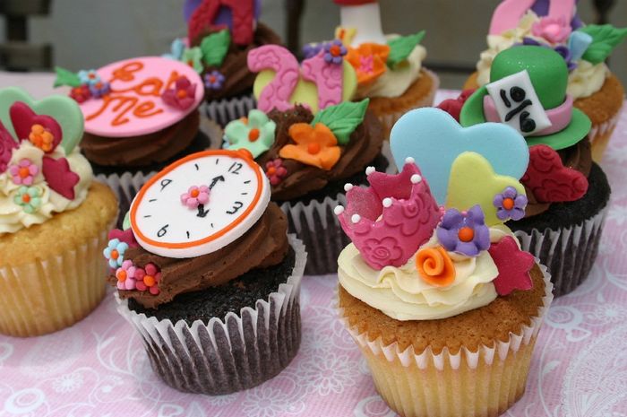 Alice-in-wonderland-cupcakes